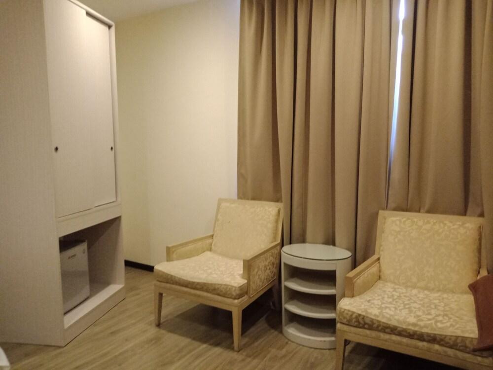 Hotel Zamburger Bukit Segar Cheras Kültér fotó